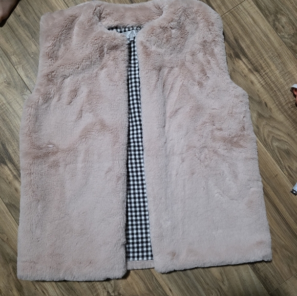 Women's Pink Faux Fur Vest - Picture 2 of 9